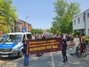 Critical Mass 26.5.23 Lüchow Protest gegen Ausländerbehörde Banner mit Aufschrift: "Ausländerbehörde schließen. Bleiberecht für alle"